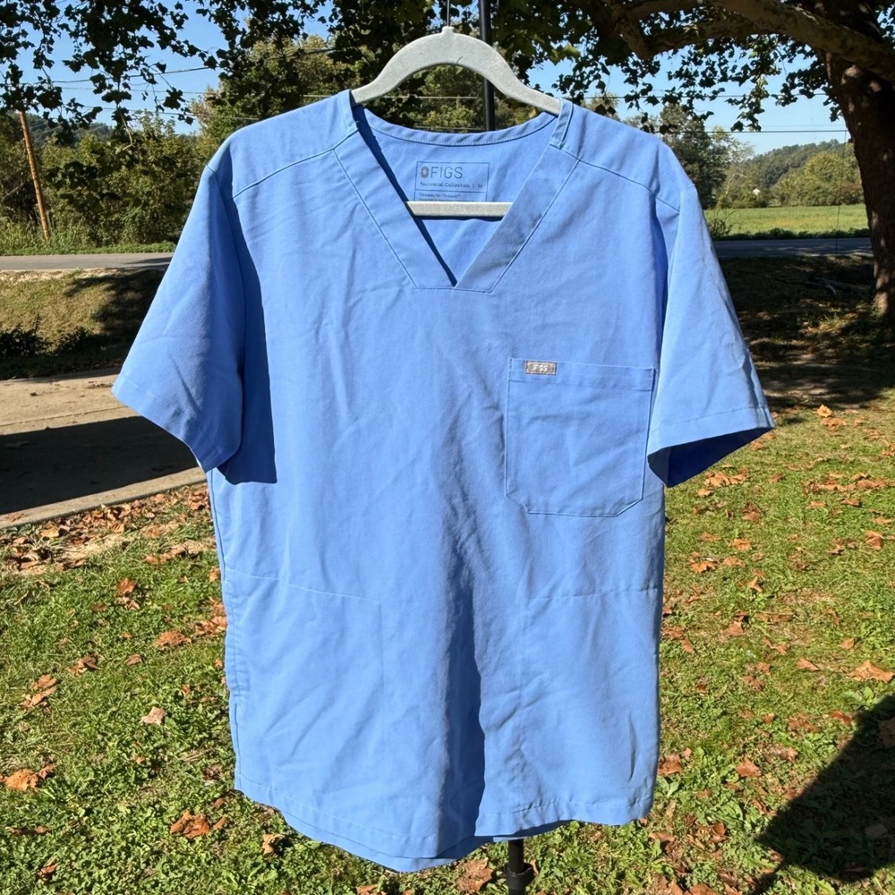 FIGS Technical Collection Mens Leon Scrub Top Ceil Blue Size M V-Neck Pocket